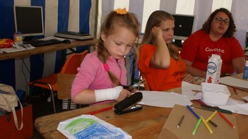 Lieke aan het tekenen.